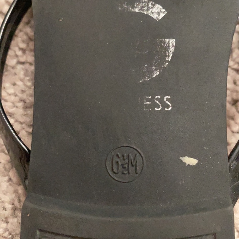Guess flip flops - Picture 6 of 11